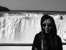 Wendy Hsiao Wang vor Iguazu-Wasserfall Aug 07